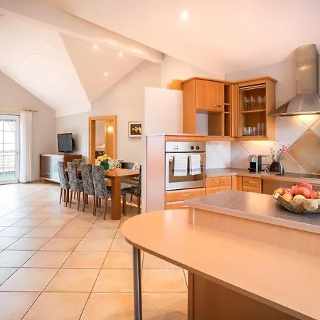 By Gruene Zur Post - 100 % Bio & Ceconi Apartment
